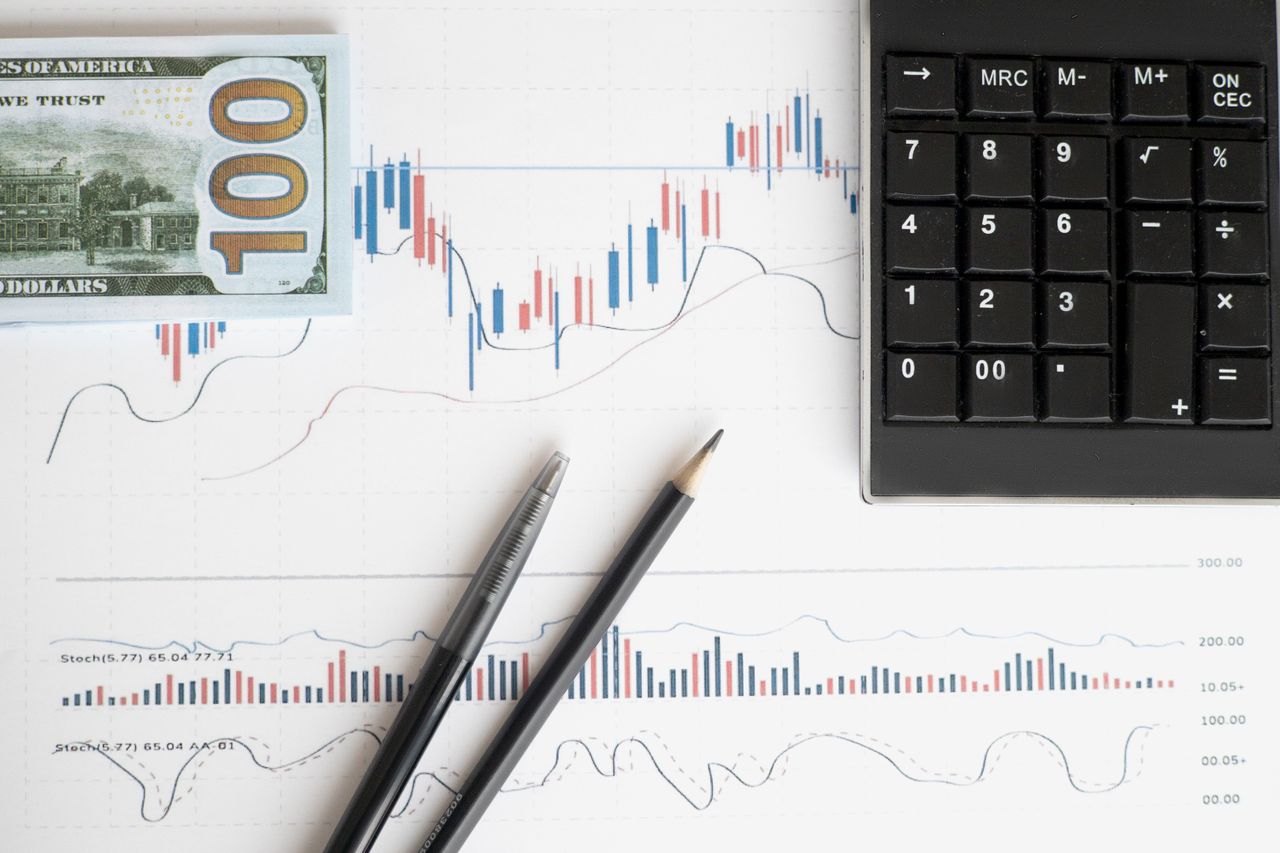 Crafting Captivating Headlines: Your awesome post title goes here Stock analysis workspace featuring charts, a calculator, and currency for data-driven insights.